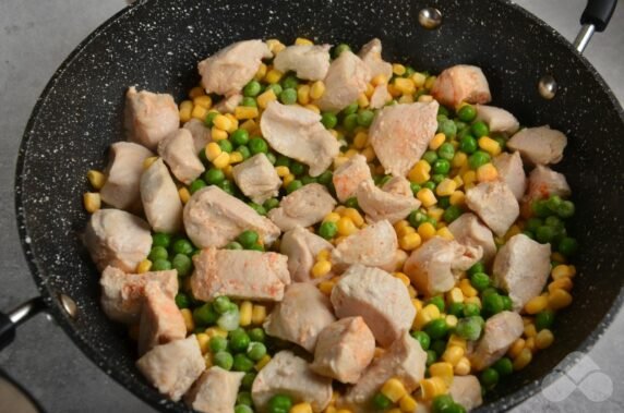 Куриное филе в сливках с горошком и кукурузой – фото приготовления рецепта, шаг 3