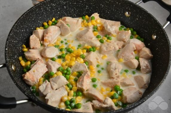Куриное филе в сливках с горошком и кукурузой – фото приготовления рецепта, шаг 4
