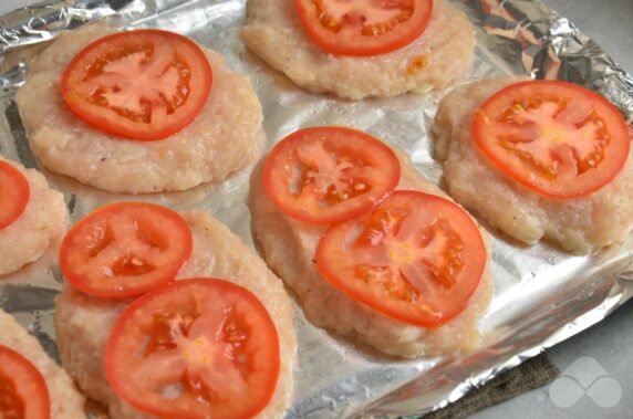 Куриные котлеты с помидорами и сыром в духовке – фото приготовления рецепта, шаг 4