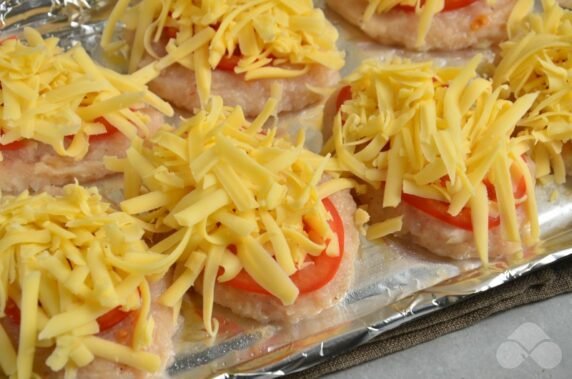 Куриные котлеты с помидорами и сыром в духовке – фото приготовления рецепта, шаг 5