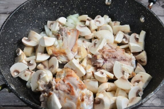 Курица с грибами в сметанном соусе – фото приготовления рецепта, шаг 3