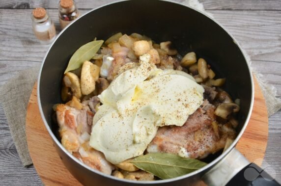 Курица с грибами в сметанном соусе – фото приготовления рецепта, шаг 4