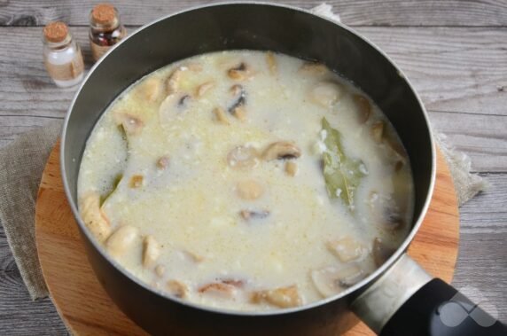 Курица с грибами в сметанном соусе – фото приготовления рецепта, шаг 5