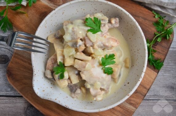 Курица с грибами в сметанном соусе – фото приготовления рецепта, шаг 6