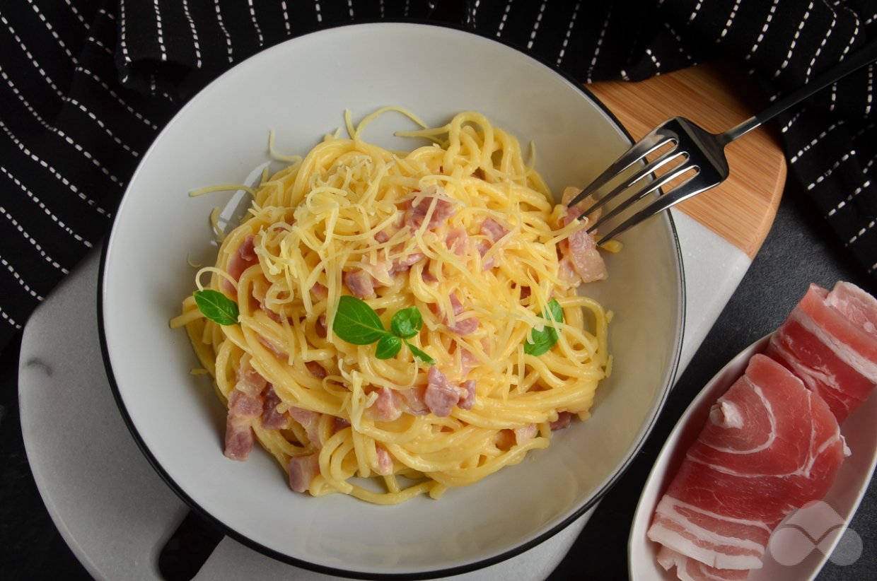 Спагетти карбонара с беконом, грибами, сыром и сливками