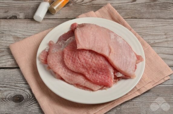 Свинина с орехами и зеленью в духовке – фото приготовления рецепта, шаг 1