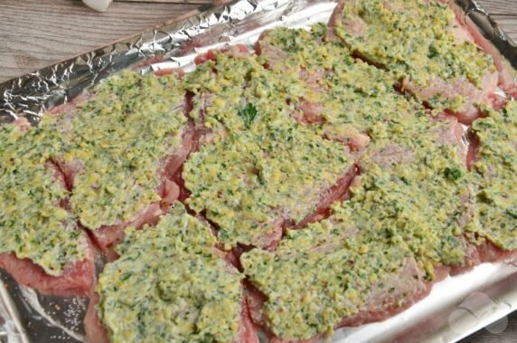 Свинина с орехами и зеленью в духовке – фото приготовления рецепта, шаг 5