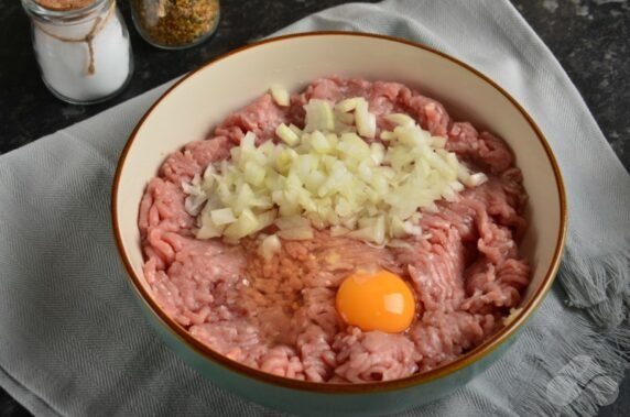 Свиные котлеты с творожным сыром и зеленью – фото приготовления рецепта, шаг 1