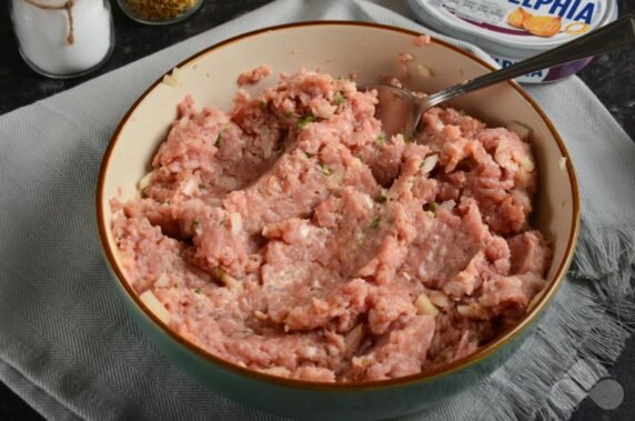 Свиные котлеты с творожным сыром и зеленью – фото приготовления рецепта, шаг 3