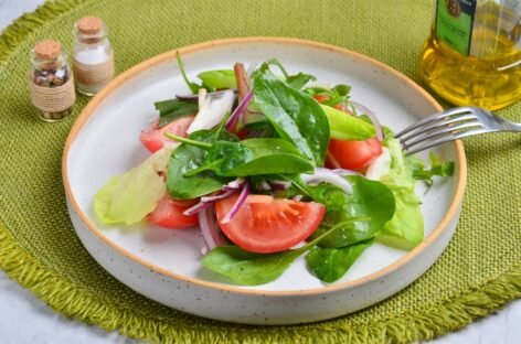 Легкий салат из помидоров и зелени