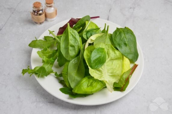 Легкий салат из помидоров и зелени – фото приготовления рецепта, шаг 1
