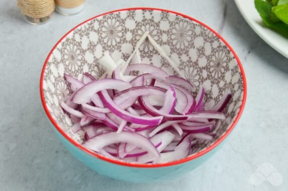 Легкий салат из помидоров и зелени – фото приготовления рецепта, шаг 2