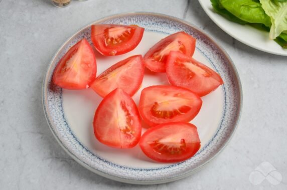 Легкий салат из помидоров и зелени – фото приготовления рецепта, шаг 3