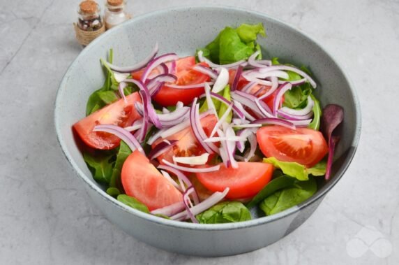 Легкий салат из помидоров и зелени – фото приготовления рецепта, шаг 4