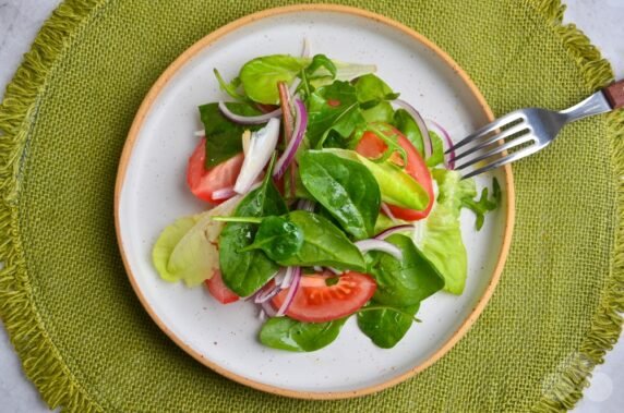 Легкий салат из помидоров и зелени – фото приготовления рецепта, шаг 5