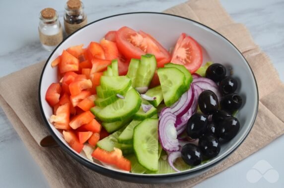 Греческий салат с фетой – фото приготовления рецепта, шаг 4