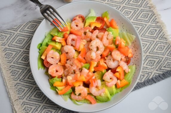 Овощной салат с креветками – фото приготовления рецепта, шаг 8