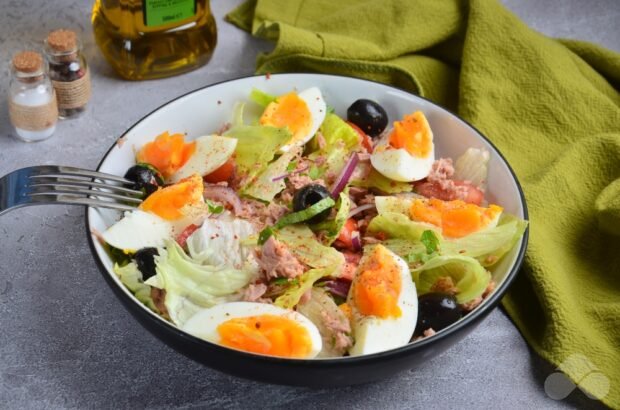 Салат с консервированным тунцом, яйцами и маслинами