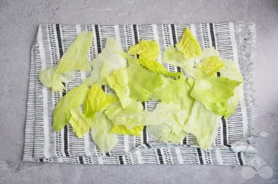 Салат с консервированным тунцом, яйцами и маслинами – фото приготовления рецепта, шаг 1