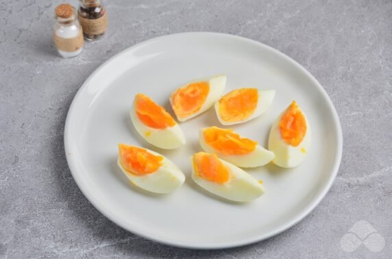 Салат с консервированным тунцом, яйцами и маслинами – фото приготовления рецепта, шаг 2