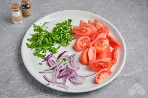 Салат с консервированным тунцом, яйцами и маслинами – фото приготовления рецепта, шаг 3