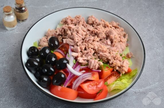 Салат с консервированным тунцом, яйцами и маслинами – фото приготовления рецепта, шаг 5