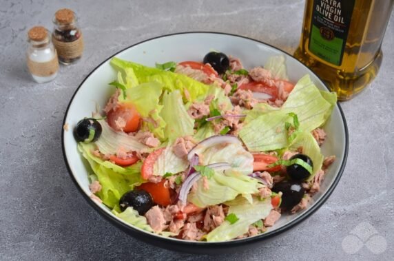 Салат с консервированным тунцом, яйцами и маслинами – фото приготовления рецепта, шаг 6