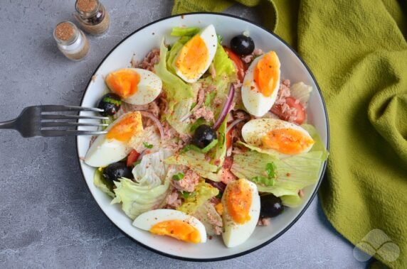 Салат с консервированным тунцом, яйцами и маслинами – фото приготовления рецепта, шаг 7