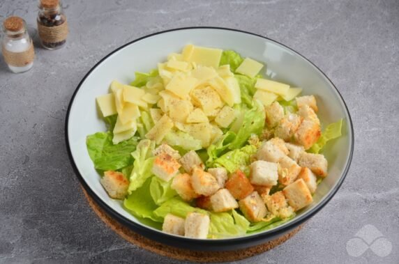 Салат с пармезаном и сухариками – фото приготовления рецепта, шаг 6