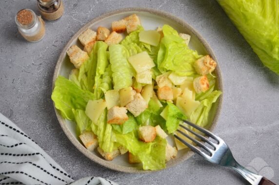 Салат с пармезаном и сухариками – фото приготовления рецепта, шаг 7