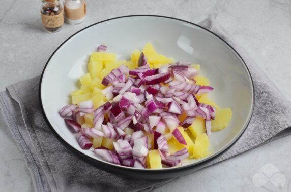 Немецкий салат из картофеля и соленых огурцов – фото приготовления рецепта, шаг 2