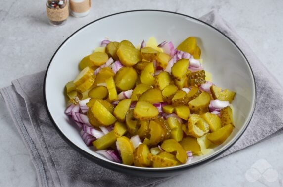 Немецкий салат из картофеля и соленых огурцов – фото приготовления рецепта, шаг 3