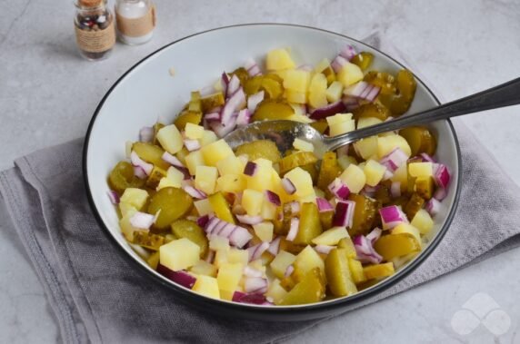 Немецкий салат из картофеля и соленых огурцов – фото приготовления рецепта, шаг 4