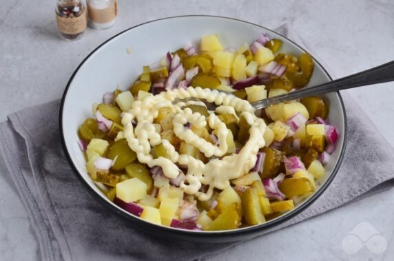 Немецкий салат из картофеля и соленых огурцов – фото приготовления рецепта, шаг 5