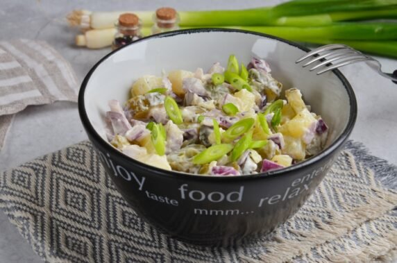 Немецкий салат из картофеля и соленых огурцов – фото приготовления рецепта, шаг 6