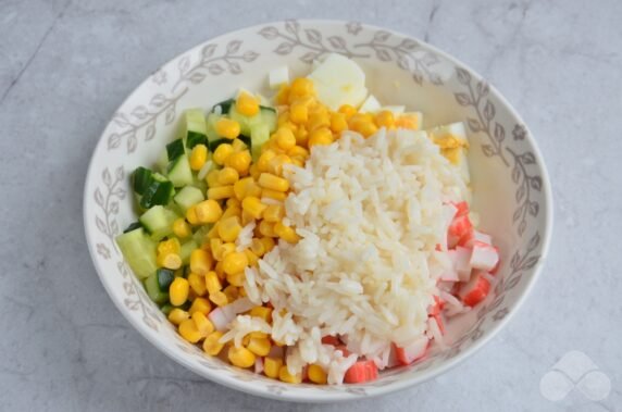 Салат с рисом, яйцами и крабовыми палочками – фото приготовления рецепта, шаг 3