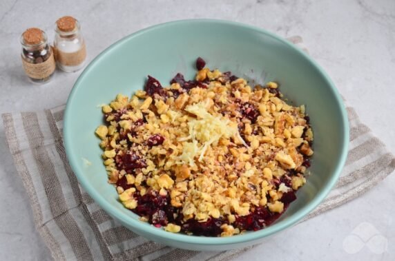 Салат с вареной свеклой, орехами и майонезом – фото приготовления рецепта, шаг 3