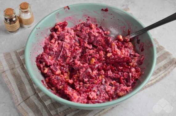 Салат с вареной свеклой, орехами и майонезом – фото приготовления рецепта, шаг 4