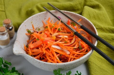 Салат со сладким перцем, морковью и кунжутом