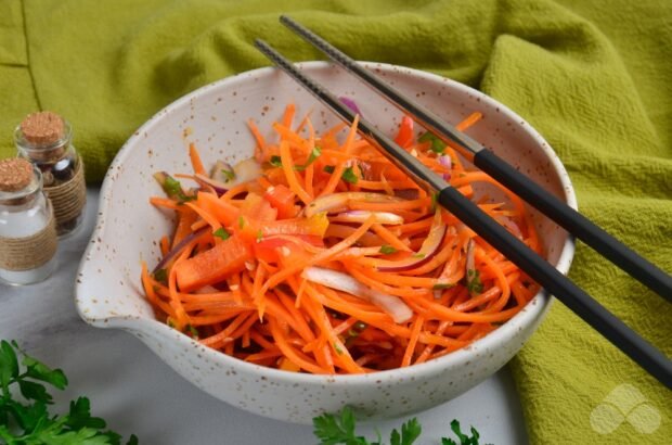 Салат со сладким перцем, морковью и кунжутом