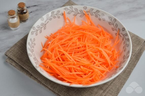 Салат со сладким перцем, морковью и кунжутом – фото приготовления рецепта, шаг 1