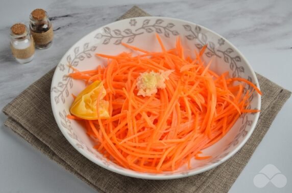 Салат со сладким перцем, морковью и кунжутом – фото приготовления рецепта, шаг 2