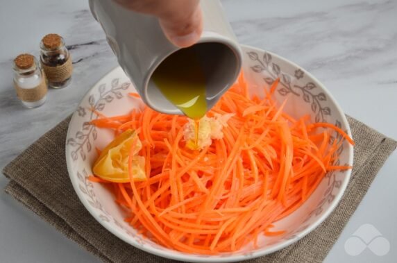 Салат со сладким перцем, морковью и кунжутом – фото приготовления рецепта, шаг 3