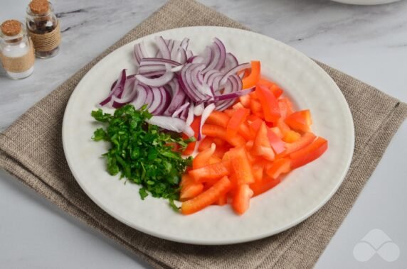 Салат со сладким перцем, морковью и кунжутом – фото приготовления рецепта, шаг 4