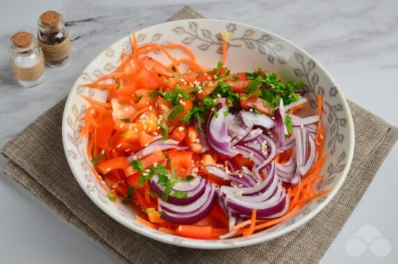 Салат со сладким перцем, морковью и кунжутом – фото приготовления рецепта, шаг 5
