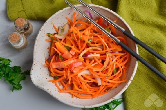 Салат со сладким перцем, морковью и кунжутом – фото приготовления рецепта, шаг 6
