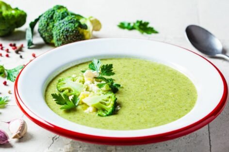 Крем-суп из цветной капусты с брокколи и фетой