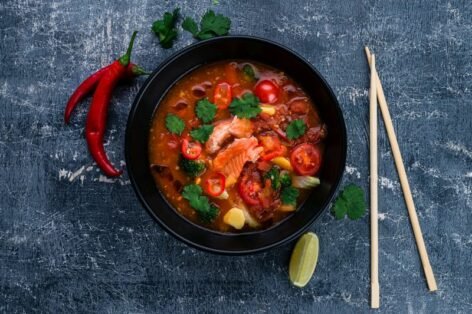 Томатный суп с красной рыбой и овощами