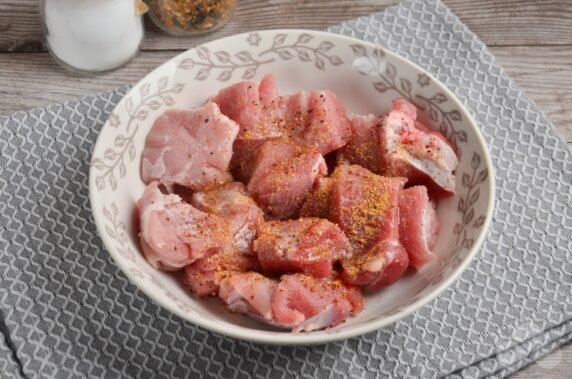 Свинина на луковой подушке в духовке – фото приготовления рецепта, шаг 1