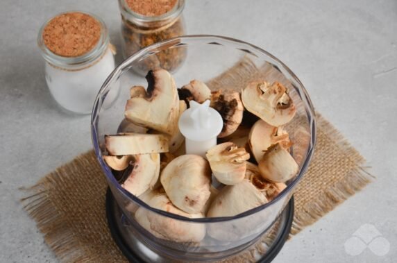 Свиные котлеты с грибами в томате – фото приготовления рецепта, шаг 1